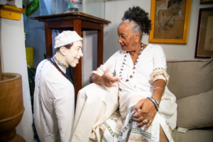 O escritor e jornalista Maylson Honorato conversa com Rosa Mossoró, dama da noite maceioense